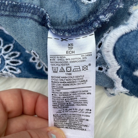 Old Navy - Chambray off shoulder embroidered top - XS - Picture 8 of 9